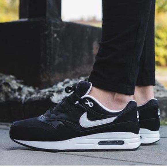 Nike Shoes - Nike air max 1 sneakers